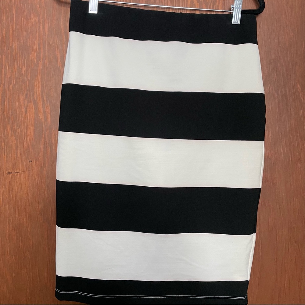 Gently used Jennifer Lopez black and white skirt